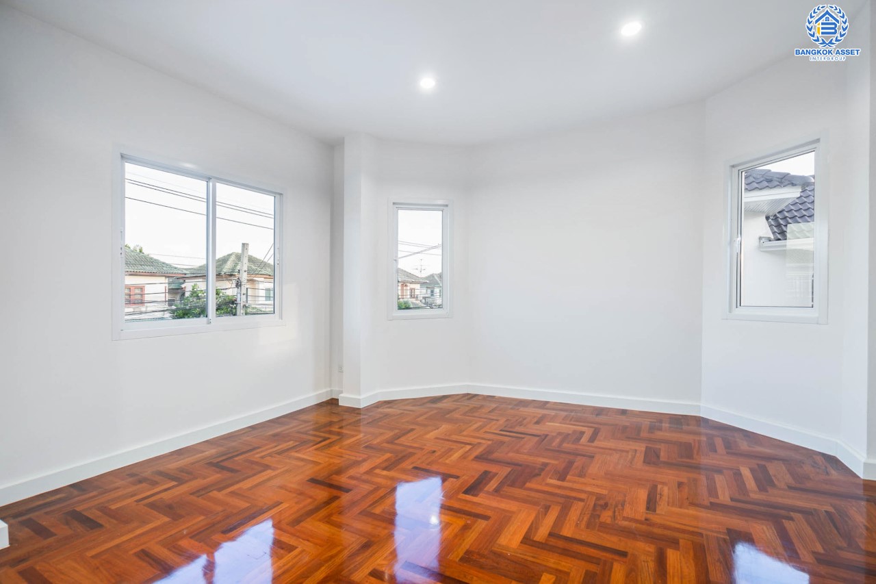 บ้านมือสองตกแต่งใหม่ ม.เศรณีวิลล่า บางใหญ่-กาญจนาภิเษก (บ้านกล้วย-ไทรน้อย) พร้อมทุกการเข้าอยู่ เนื้อที่ 50 ตร.ว. ฟังก์ชันพร้อม 3 ห้องนอน 3 ห้องน้ำ จอดรถได้ 2 คัน บนทำเลคุณภาพ! เชื่อมต่อ ถ.กาญจนาภิเษก ใกล้เซ็นทรัลเวสต์เกต และ รถไฟฟ้า "สถานีคลองบางไผ่"